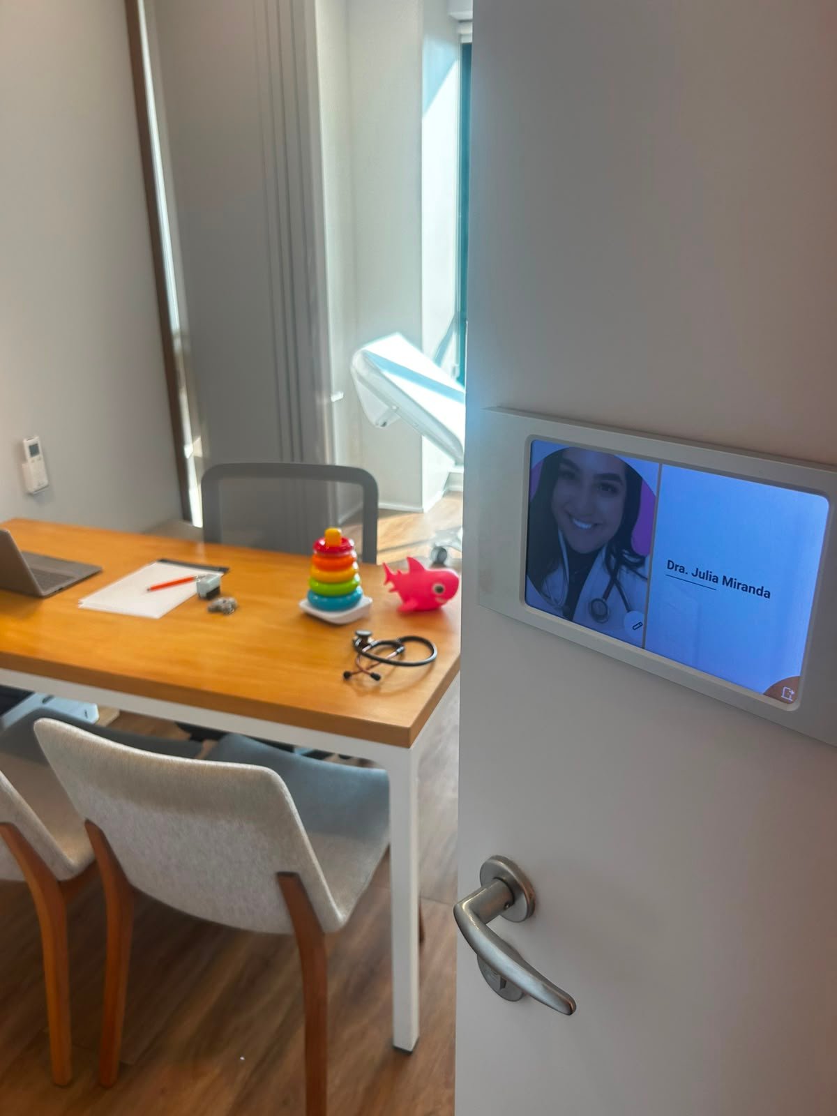 Sala de atendimento da Dra. Julia Miranda, com o nome na porta