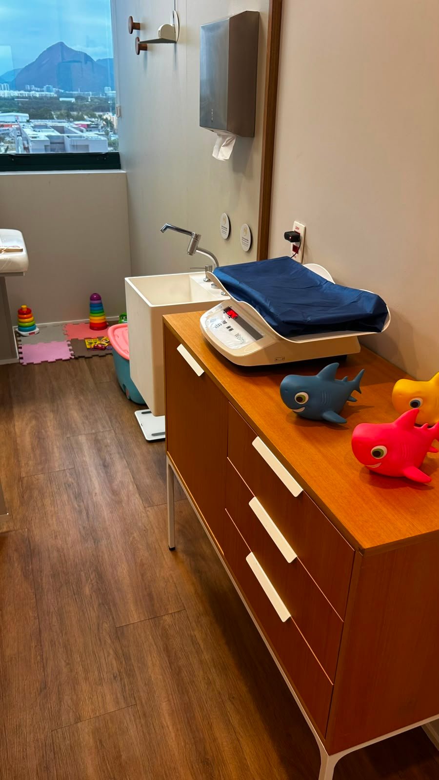 Trocador e balança infantil no consultório