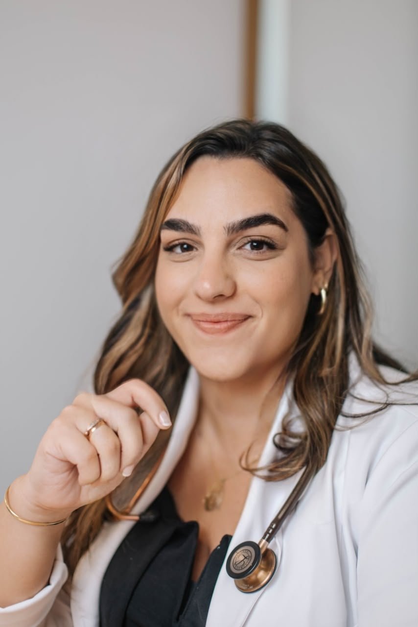 Dra. Julia Miranda, neuropediatra, em seu consultório